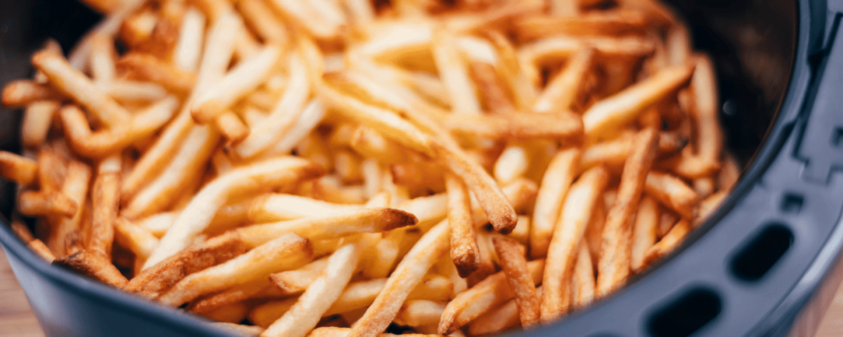 Patatine fritte nella friggitrice ad aria