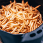 Patatine fritte nella friggitrice ad aria
