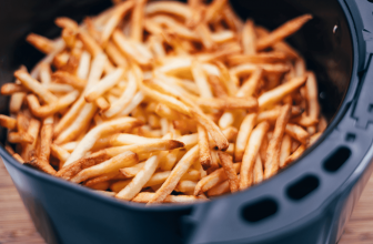 Patatine fritte nella friggitrice ad aria